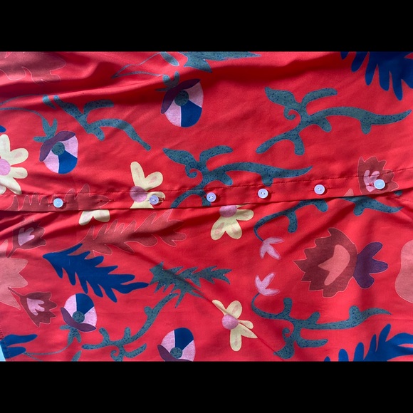 Bright fun blouse size s runs large. - Picture 4 of 4